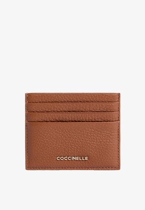 Portafoglio in pelle marrone con superficie testurizzata, quattro slot per schede e un logo impresso in oro. Design rettangolare compatto.