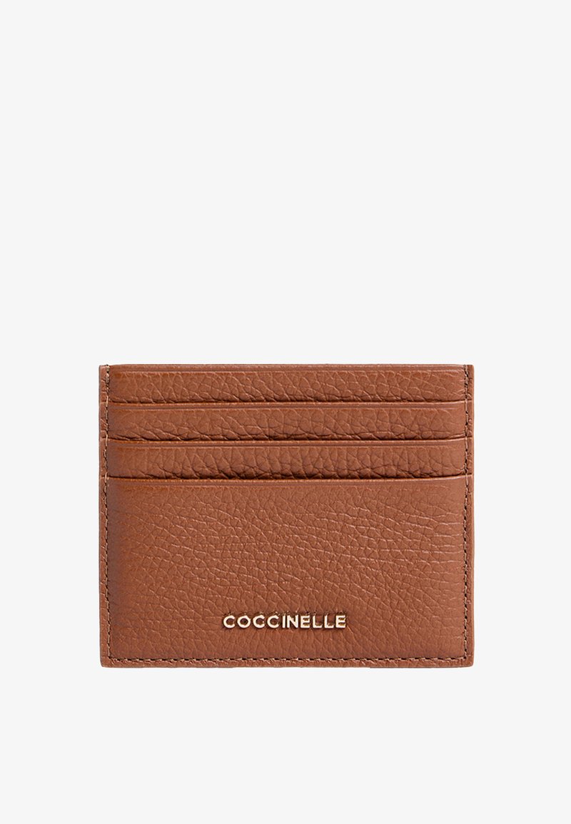 Hnědý kožený držák na karty s texturovaným povrchem, čtyřmi sloty na karty a zlatým embosovaným logem. Kompaktní obdélníkový design.