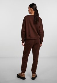 Pieces PCCHILLI - Sweatshirt - chicory coffee