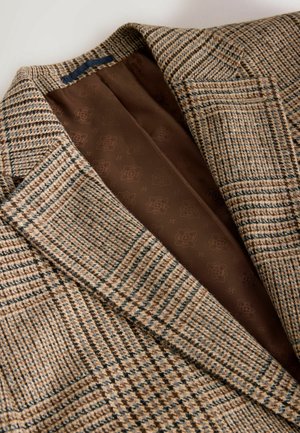 Sacou maro cu model houndstooth, cu o țesătură texturată, având o căptușeală maro netedă cu modele florale subtile. Guler cu vârfuri și croială ajustată.