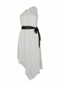 Robe blanche à une épaule avec des rayures noires diagonales et un ourlet asymétrique, cintrée à la taille par une ceinture en sangle noire nouée.