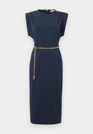 Robe mi-longue sans manches bleu marine avec épaules matelassées et ceinture fine détachable en chaîne dorée à la taille, présentée sur fond blanc.