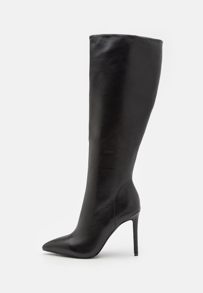 Bottes noires hautes en cuir lisse, au design à bout pointu et à tige effilée.