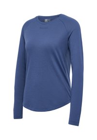 Blauw atletisch shirt met lange mouwen, ronde hals, licht gebogen zoom en subtiel gestructureerde stof, weergegeven tegen een witte achtergrond.