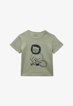 T-shirt en coton vert à manches courtes avec une illustration de lion imprimée en noir et les mots « WILD LIFE » en dessous.
