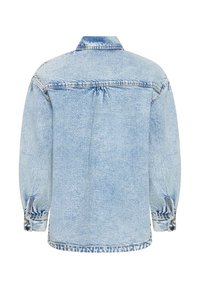 Lichtblauwe denimjas met een klassieke kraag, lange mouwen met knoopsluitingen en een ontspannen pasvorm. De achterkant heeft een ingezette detail.