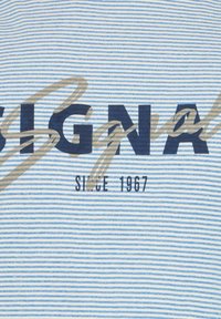 Riba sinise sinise sinise särg, millel on sinised triibud ja mille keskosas on tekst "SIGNAL" tumesinise ega kuldse kursiiviga aktsendiga, allpool on mustaga kirjutatud "SINCE 1967".