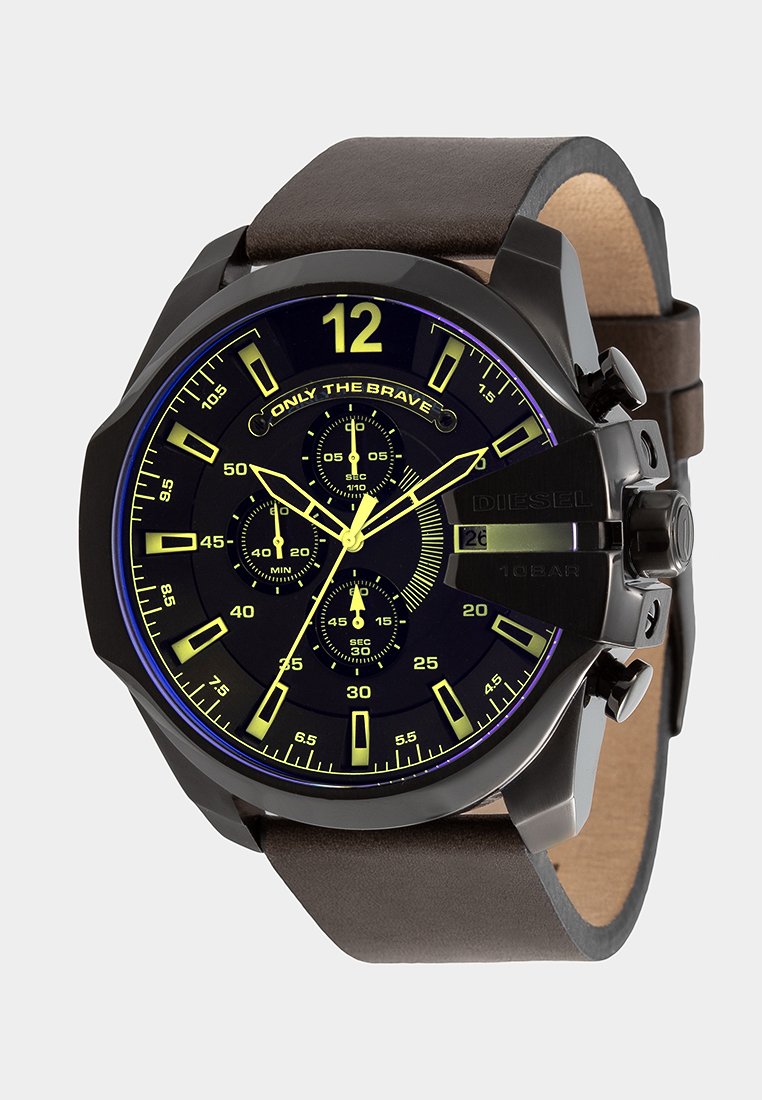 Reloj cronógrafo negro con esfera azul oscura, acentos amarillos, gran numeral 12, correa de cuero y resistencia al agua de 10 bares.