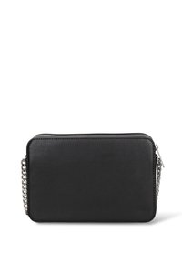 Borsa a tracolla in pelle nera con forma rettangolare, tracolla a catena argentata, esterno testurizzato e chiusura con cerniera.