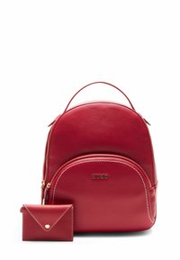 Zaino in pelle rossa con texture liscia, design arrotondato, doppia cerniera e un portacarte più piccolo coordinato. Presenta un logo del marchio.