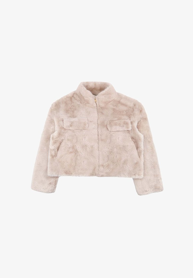 Giacca cropped in morbido e leggero ecopelliccia beige. Presenta un colletto alto, una cerniera frontale e due tasche sul petto con chiusura a pattina.
