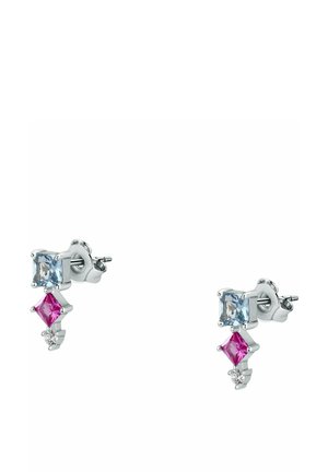 Orecchini a perno in argento con gemme quadrate azzurre e rosa, ciascuna accentuata da una piccola gemma rotonda trasparente sottostante.