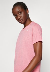 Nike Performance TEE - T-shirt desportiva - aster pink/heather