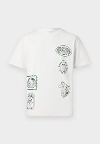 Weißes Baumwoll-T-Shirt mit grünen Druckgrafiken, darunter Tiermotive und Textelemente, in verschiedenen Positionen und Größen.