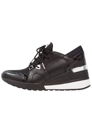 Czarny niski sneaker z perforowaną skórą, detalami z siateczki, czarnymi sznurowadłami oraz podeszwą z białym akcentem.