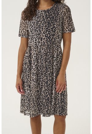 Knælang kjole med korte ærmer og en samlet talje, med gråt og sort leopardprint på let stof.