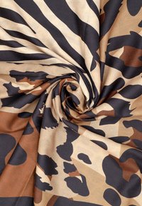 Tessuto a motivi astratti caratterizzato da un design vorticoso in nero, marrone e beige, con una morbida texture e audaci forme simili a un camouflage.