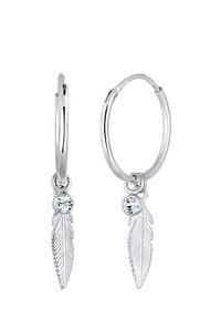 Silberne Creolen mit einem strukturierten Blätteranhänger und einem kleinen klaren Edelstein. Das Design kombiniert kreisförmige und organische Formen.