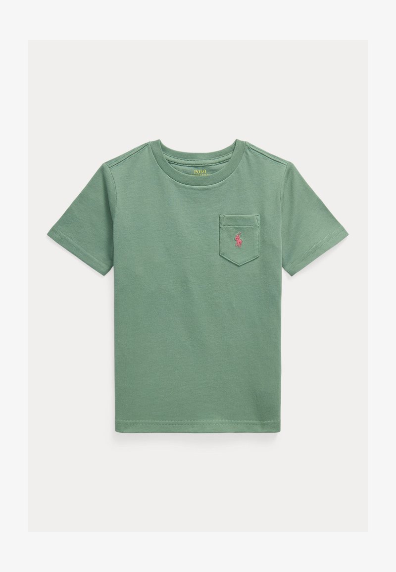 T-shirt vert en coton à manches courtes avec un col rond, une petite poche sur la poitrine gauche et un logo rose brodé sur la poche.