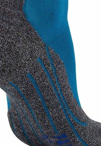 Calcetín de tela de punto en azul y gris con patrones de agarre texturizados y áreas reforzadas en el talón y la punta.