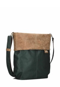 Grüne Stoff-Schultertasche mit braunem Lederklappe, verstellbarem Riemen und einem dezenten Logotag. Glatte Textur, mittlere Größe, minimalistisches Design.