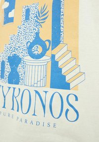 Baltas audinys su mėlynu grafiniu piešiniu, vaizduojančiu vazą, laiptus ir abstrakčius formas, su leopardų raštu akcentais ir tekstu "MYKONOS PURE PARADISE."