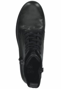 Bottines en cuir noir avec un bout rond, un laçage à l'avant et une fermeture éclair sur le côté. Texture lisse avec un minimum de couture et un logo visible à l'intérieur.