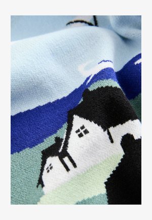 Megztas audinys, vaizduojantis kraštovaizdžio motyvą su namais, mėlynu dangumi ir žaliais žemės plotais švelnių pastelinių spalvų.