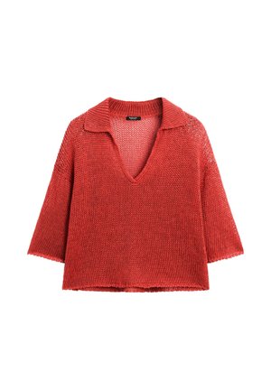 Rode gebreide trui met een V-hals en brede, ellebooglange mouwen. Beschikt over een klassieke kraag en een open steektextuur.