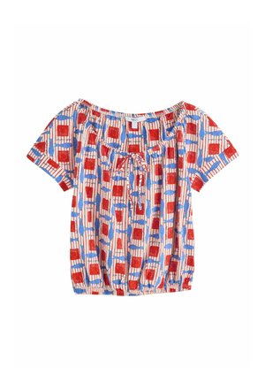 Blouse à manches courtes avec motif carré rouge et poisson bleu, encolure froncée avec lien, et ourlet élastique à la taille sur fond blanc.