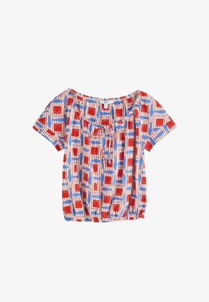 Blouse à manches courtes avec motif carré rouge et poisson bleu, encolure froncée avec lien, et ourlet élastique à la taille sur fond blanc.