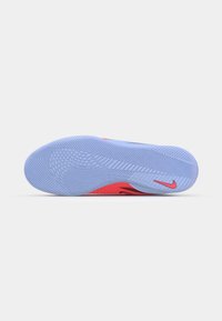 Sole buta Nike w niebieskiej gumie z teksturowanym wzorem. Posiada czerwony akcent i logo z boku, zaprojektowana z myślą o przyczepności i trwałości.