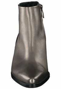 Metalické bronzové kotníkové boty s hladkým koženým povrchem, zaoblenou špičkou, nízkým černým podpatkem a bočním zipem pro snadné obouvání.