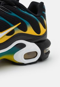 Nike Sportswear AIR MAX PLUS - Sapatilhas - black/white/university gold