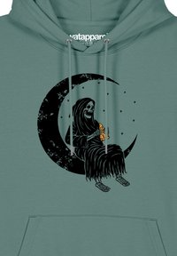 Teal hoodie met een zwart grafisch ontwerp van een skeletfiguur die een stuk pizza vasthoudt, zittend op een halve maan, vergezeld van sterren.