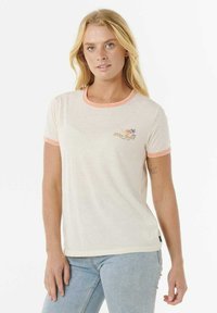 T-shirt en coton beige clair à manches courtes, avec un col en contraste pêche et un graphique de palmier sur la poitrine gauche. Coupe décontractée.