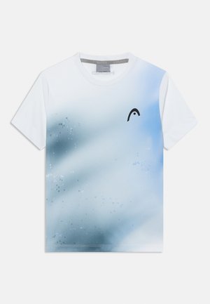 Hvit t-skjorte med korte ermer, med blått og grått gradient prikkmønster og liten svart buet logo på venstre bryst.