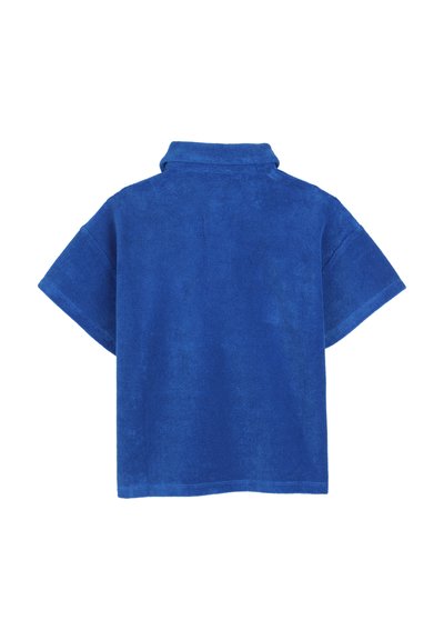 Camicia blu in spugna a maniche corte con colletto a risvolto, vista da dietro su sfondo bianco.