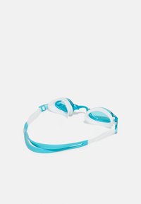 Lunettes de natation avec une monture bleue transparente, des joints oculaires en silicone blanc et des sangles réglables ; conçues pour la natation et les activités aquatiques.