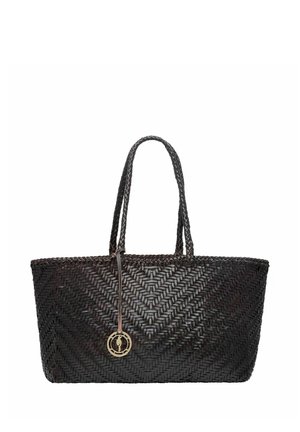 Czarna pleciona skórzana torba typu tote z dwoma uchwytami i okrągłą złotą zawieszką wiszącą na jednym uchwycie.