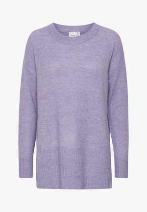 Lilla kudumidega sviiter ümmarguse kaelusega, pikkade varrukatega ja soonikservaga. Valmistatud pehmest materjalist, millel on veidi tekstureeritud viimistlus.