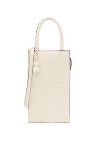 Bolso de mano texturizado en blanco con el logo "TOUS" en relieve, asas cortas, correa desmontable y un pequeño colgante en forma de oso adjunto.
