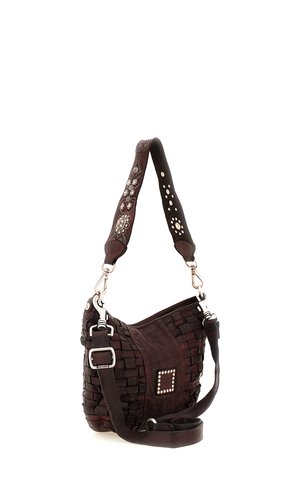 Dunkelbraune Lederhandtasche mit gewebter Textur, genietetem quadratischem Detail und verstellbaren Trägern; ein Träger ist mit eingeprägten Blumen- und Kreisornamenten versehen.