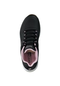 Czarny but sportowy o gładkiej powierzchni, z siateczkowymi akcentami, różowym wykończeniem i białą podeszwą. Posiada czarne sznurowadła oraz perforowaną część palcową.