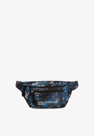 Mavepose i et blåt, sort og hvidt camouflage mønster med lynlåslukning, justerbar rem og "KARL LAGERFELD JEANS" logo.