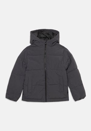 Veste matelassée à capuche gris foncé avec fermeture éclair frontale et poches latérales, posée à plat sur un fond clair.