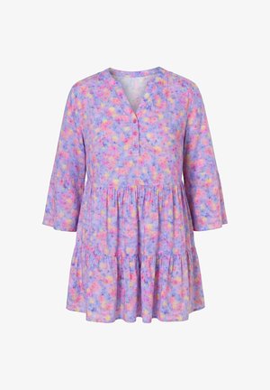 Vestido floral multicolor de encaje con mangas campana tres cuartos, escote en v con tres botones y falda con volantes en capas.