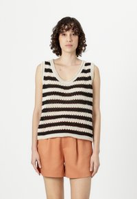 Κομμάτι χωρίς μανίκια από πλέξη με φαρδιά τετράγωνη λαιμόκοψη, που διαθέτει εναλλασσόμενες μαύρες και κρεμ οριζόντιες ρίγες και λεπτομέρειες από ανοιχτό πλέξιμο. Συνδυάζεται με πορτοκαλί βερμούδα.