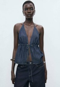 Dunkelblaues Denim-Haltertop mit lockerer Passform, das in der Taille mit Kordeln gerafft ist. Verfügt über einen tiefen V-Ausschnitt und minimalistische Nähte.