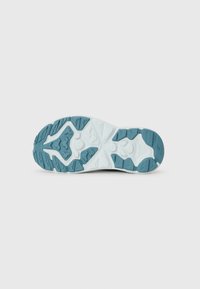 Semelle de chaussure en caoutchouc bleu et blanc avec des motifs texturés pour l'adhérence, présentant un design géométrique abstrait et divers éléments de semelle.